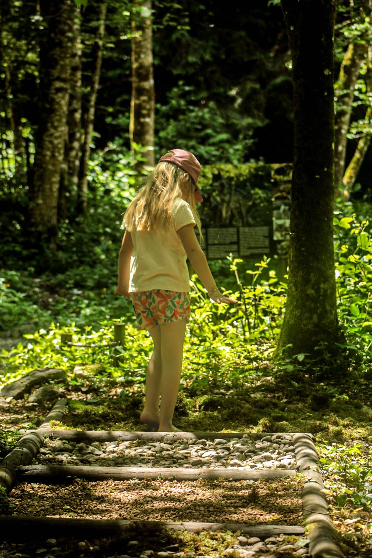 Sentier pied nus petite fille Maison des Loups